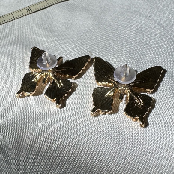 Large embossed design goldtone buttery earrings - Picture 5 of 6